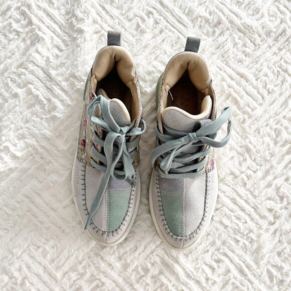 Deckers x Lab Floral KO-Z Chukka Wedge Boots - Picture 3 of 10